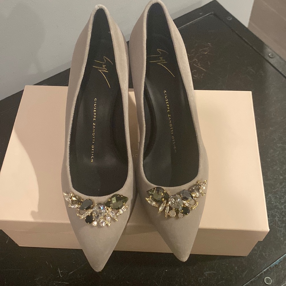 Giuseppe Zanotti design Beautiful gray suede pump with stones